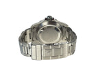 Rolex Submariner 14060 No Date (Swiss Only) solgt i feb. 1999 (U-serie fra 1998). Uret måler 40 mm og er udført i stål med sort skive- og krans. Fremstår i flot og nyserviceret stand. Kommer med cerfitikat, org. købskvittering, servicefaktura, kortholder og Rolex-anker.
