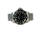Rolex Submariner 14060 No Date (Swiss Only) solgt i feb. 1999 (U-serie fra 1998). Uret måler 40 mm og er udført i stål med sort skive- og krans. Fremstår i flot og nyserviceret stand. Kommer med cerfitikat, org. købskvittering, servicefaktura, kortholder og Rolex-anker.