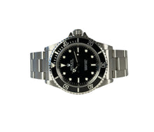 Rolex Submariner 14060 No Date (Swiss Only) solgt i feb. 1999 (U-serie fra 1998). Uret måler 40 mm og er udført i stål med sort skive- og krans. Fremstår i flot og nyserviceret stand. Kommer med cerfitikat, org. købskvittering, servicefaktura, kortholder og Rolex-anker.
