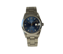 Rolex Date 15200 L-serie (1979) i stål på Oysterlænke med blå skive. Uret fremstår i god stand, 8.5/10. Kommer uden originalt tilbehør. 
Serienr: L956XXX