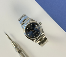 Rolex Date 15200 L-serie (1979) i stål på Oysterlænke med blå skive. Uret fremstår i god stand, 8.5/10. Kommer uden originalt tilbehør. 
Serienr: L956XXX