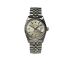 Rolex Datejust 1601 (1973) i stål på Jubilee-lænke med riftet krans og sølvfarvet skive. Uret fremstår flot stand, 9/10. Kommer uden tilbehør.
Serienummer: 345XXXX
Uret er nyserviceret og kommer med 2 års garanti.