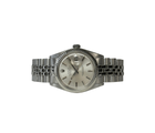 Rolex Datejust 1601 (1973) i stål på Jubilee-lænke med riftet krans og sølvfarvet skive. Uret fremstår flot stand, 9/10. Kommer uden tilbehør.
Serienummer: 345XXXX
Uret er nyserviceret og kommer med 2 års garanti.