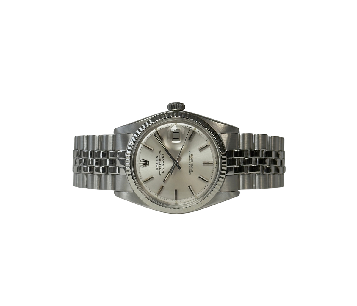 Rolex Datejust 1601 (1973) i stål på Jubilee-lænke med riftet krans og sølvfarvet skive. Uret fremstår flot stand, 9/10. Kommer uden tilbehør.
Serienummer: 345XXXX
Uret er nyserviceret og kommer med 2 års garanti.