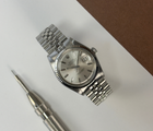 Rolex Datejust 1601 (1973) i stål på Jubilee-lænke med riftet krans og sølvfarvet skive. Uret fremstår flot stand, 9/10. Kommer uden tilbehør.
Serienummer: 345XXXX
Uret er nyserviceret og kommer med 2 års garanti.