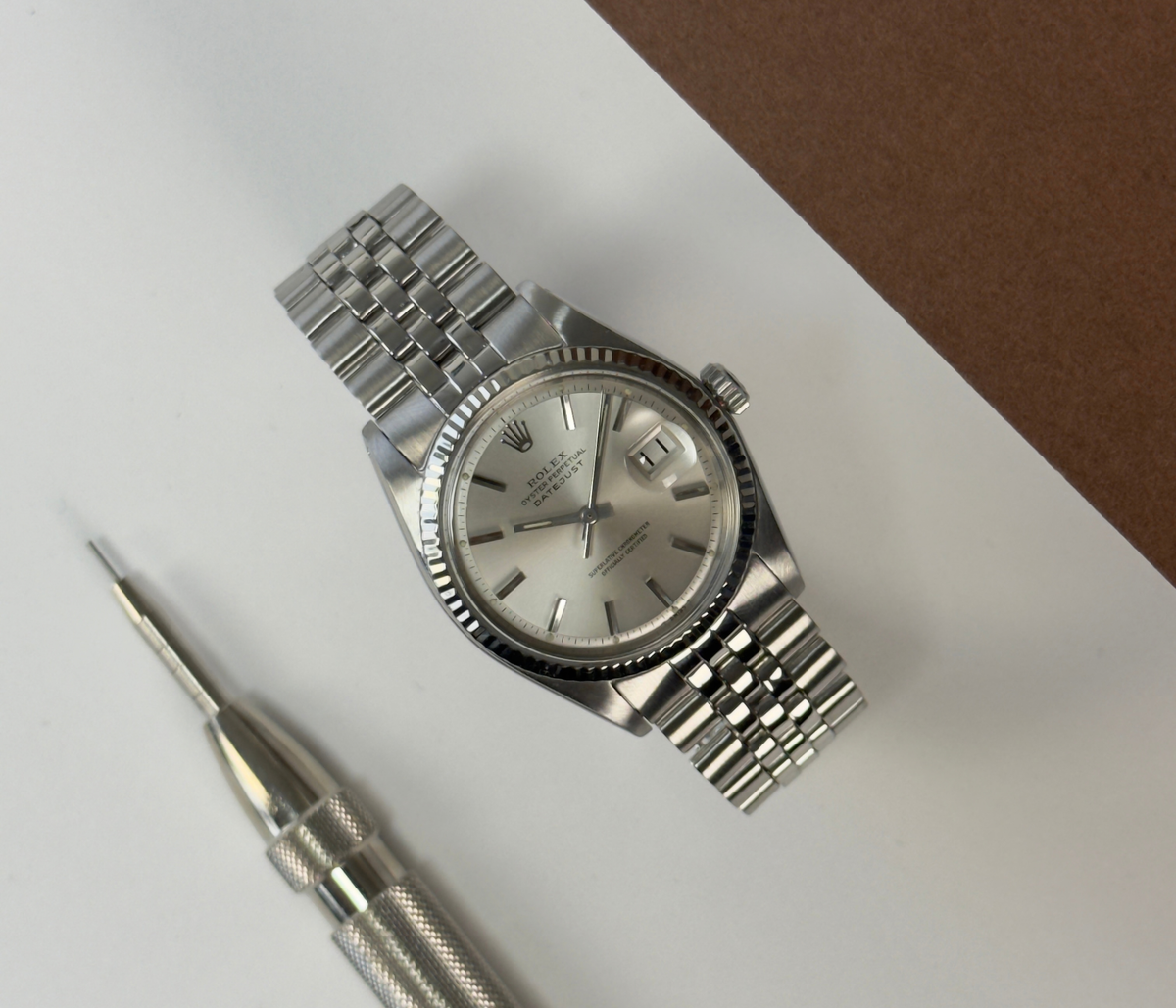 Rolex Datejust 1601 (1973) i stål på Jubilee-lænke med riftet krans og sølvfarvet skive. Uret fremstår flot stand, 9/10. Kommer uden tilbehør.
Serienummer: 345XXXX
Uret er nyserviceret og kommer med 2 års garanti.