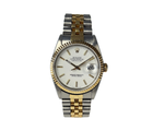 Rolex Datejust 16233 W-serie (1995) i guld og stål på Jubilee-lænke med riftet guldkrans. Uret fremstår i flot stand, 9/10, og er blevet serviceret i 2024. Kommer uden tilbehør.
Serienummer: W246XXX