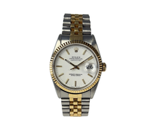 Rolex Datejust 16233 W-serie (1995) i guld og stål på Jubilee-lænke med riftet guldkrans. Uret fremstår i flot stand, 9/10, og er blevet serviceret i 2024. Kommer uden tilbehør.
Serienummer: W246XXX