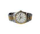 Rolex Datejust 16233 W-serie (1995) i guld og stål på Jubilee-lænke med riftet guldkrans. Uret fremstår i flot stand, 9/10, og er blevet serviceret i 2024. Kommer uden tilbehør.
Serienummer: W246XXX
