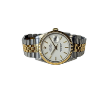 Rolex Datejust 16233 W-serie (1995) i guld og stål på Jubilee-lænke med riftet guldkrans. Uret fremstår i flot stand, 9/10, og er blevet serviceret i 2024. Kommer uden tilbehør.
Serienummer: W246XXX