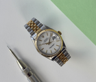Rolex Datejust 16233 W-serie (1995) i guld og stål på Jubilee-lænke med riftet guldkrans. Uret fremstår i flot stand, 9/10, og er blevet serviceret i 2024. Kommer uden tilbehør.
Serienummer: W246XXX