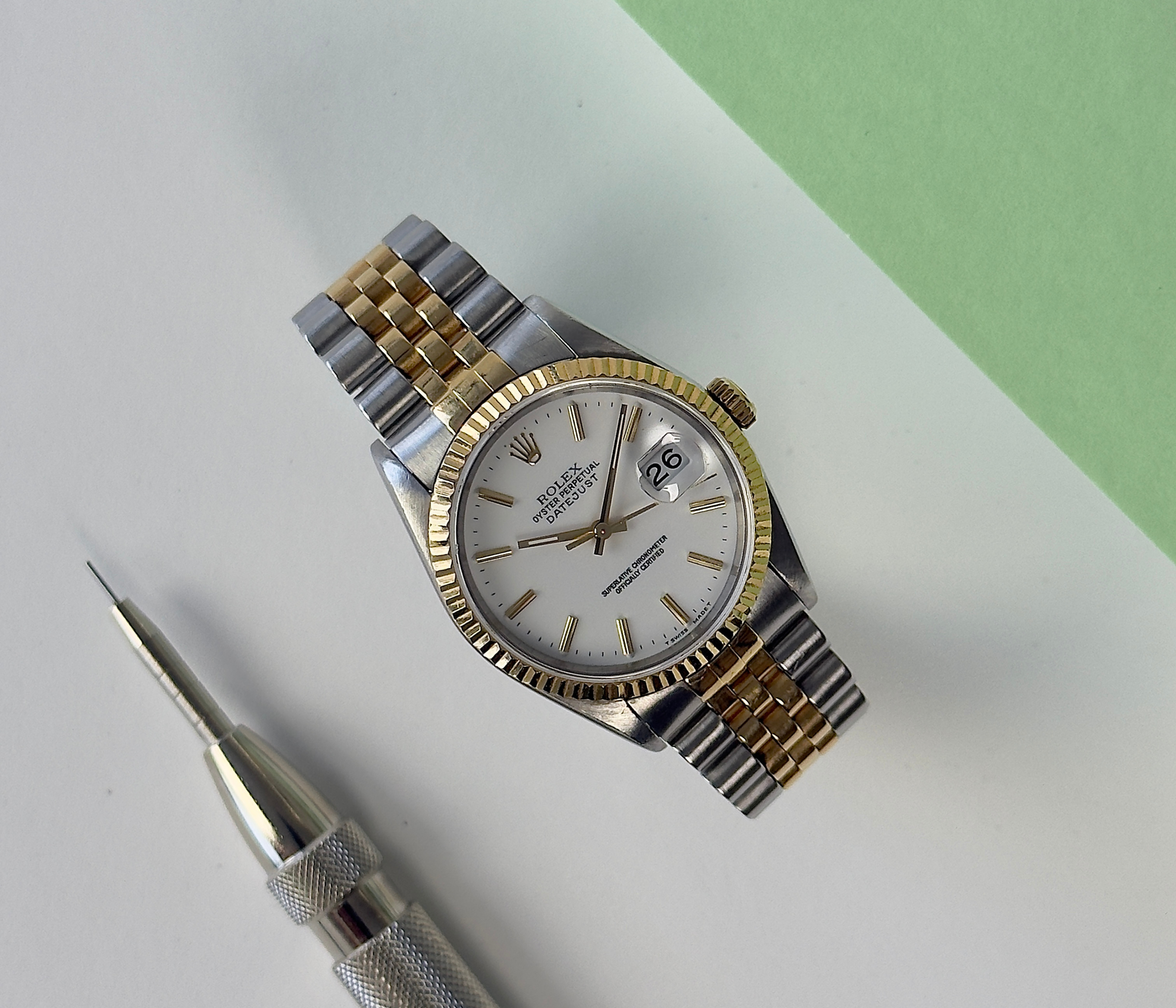 Rolex Datejust 16233 W-serie (1995) i guld og stål på Jubilee-lænke med riftet guldkrans. Uret fremstår i flot stand, 9/10, og er blevet serviceret i 2024. Kommer uden tilbehør.
Serienummer: W246XXX