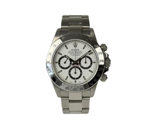 Rolex Daytona 16520 "Zenith" (1999) i stål med hvid skive. Uret fremstår i flot stand med mindre brugsspor, 8.5/10. Kommer med boks, yderboks og certifikat. 