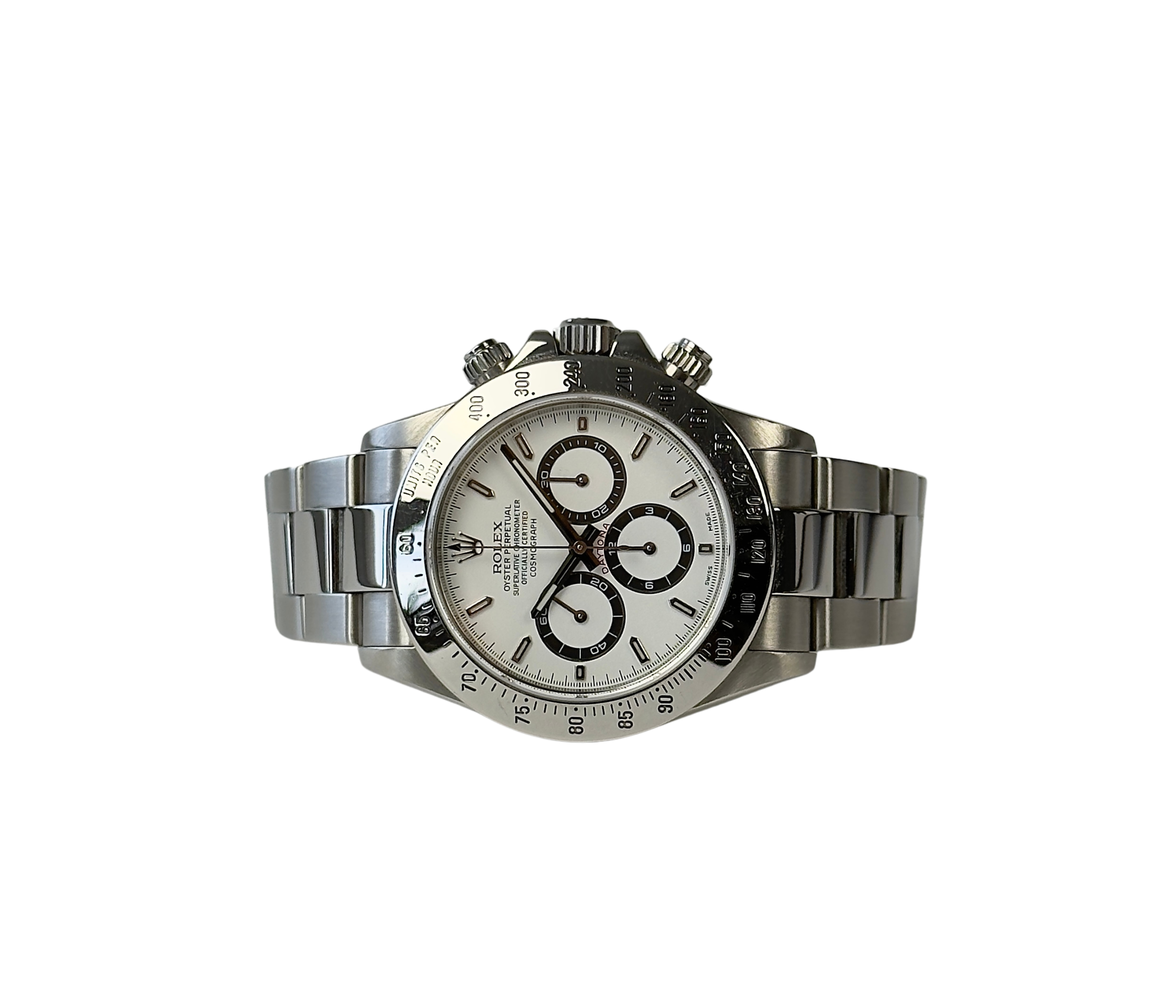 Rolex Daytona 16520 "Zenith" (1999) i stål med hvid skive. Uret fremstår i flot stand med mindre brugsspor, 8.5/10. Kommer med boks, yderboks og certifikat. 