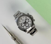 Rolex Daytona 16520 "Zenith" (1999) i stål med hvid skive. Uret fremstår i flot stand med mindre brugsspor, 8.5/10. Kommer med boks, yderboks og certifikat. 