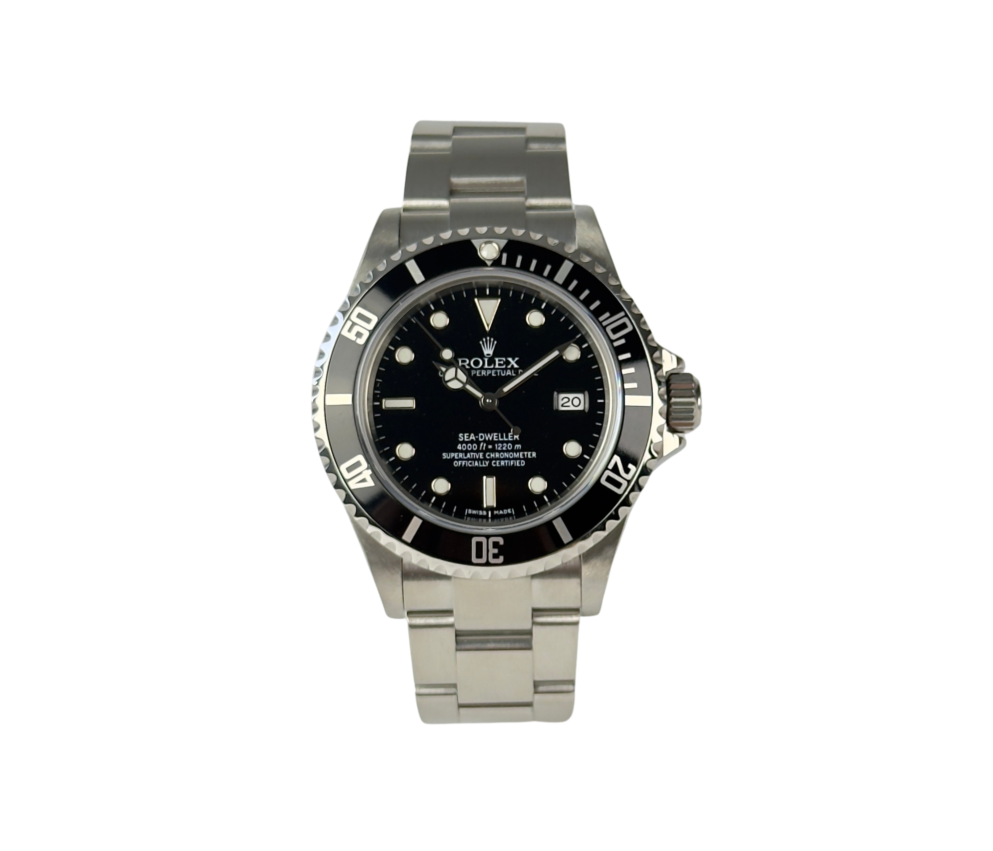 Rolex Sea-Dweller 16600 V-serie (2009) i stål. Uret fremstår i rigtig flot stand, 9.5/10. Eftertragtet modelår blandt samlere. Kommer som fuldt sæt: Bokse, certifikat, manualer, kortholder, tag og lænkeværktøj.