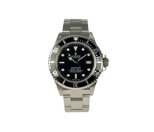 Rolex Sea-Dweller 16600 V-serie (2009) i stål. Uret fremstår i rigtig flot stand, 9.5/10. Eftertragtet modelår blandt samlere. Kommer som fuldt sæt: Bokse, certifikat, manualer, kortholder, tag og lænkeværktøj.