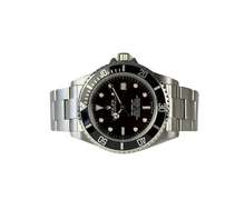 Rolex Sea-Dweller 16600 V-serie (2009) i stål. Uret fremstår i rigtig flot stand, 9.5/10. Eftertragtet modelår blandt samlere. Kommer som fuldt sæt: Bokse, certifikat, manualer, kortholder, tag og lænkeværktøj.