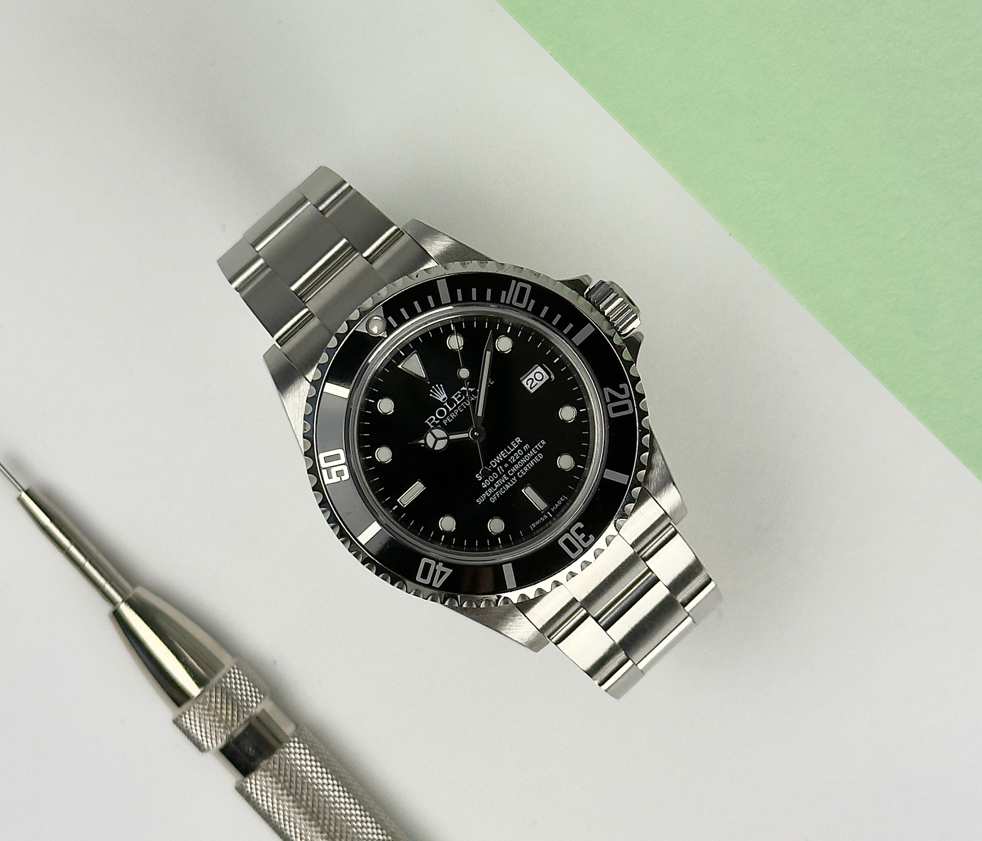 Rolex Sea-Dweller 16600 V-serie (2009) i stål. Uret fremstår i rigtig flot stand, 9.5/10. Eftertragtet modelår blandt samlere. Kommer som fuldt sæt: Bokse, certifikat, manualer, kortholder, tag og lænkeværktøj.