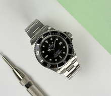 Rolex Sea-Dweller 16600 V-serie (2009) i stål. Uret fremstår i rigtig flot stand, 9.5/10. Eftertragtet modelår blandt samlere. Kommer som fuldt sæt: Bokse, certifikat, manualer, kortholder, tag og lænkeværktøj.