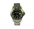 Rolex Submariner 16610LV "Kermit" MK1 Flat 4 F-serie (2004) i stål på Oysterlænke med flot grøn aluminiumskrans. Uret fremstår i god stand med mindre brugsspor, 8.5/10. Kommer med boks, yderboks, papirer og servicebevis. 