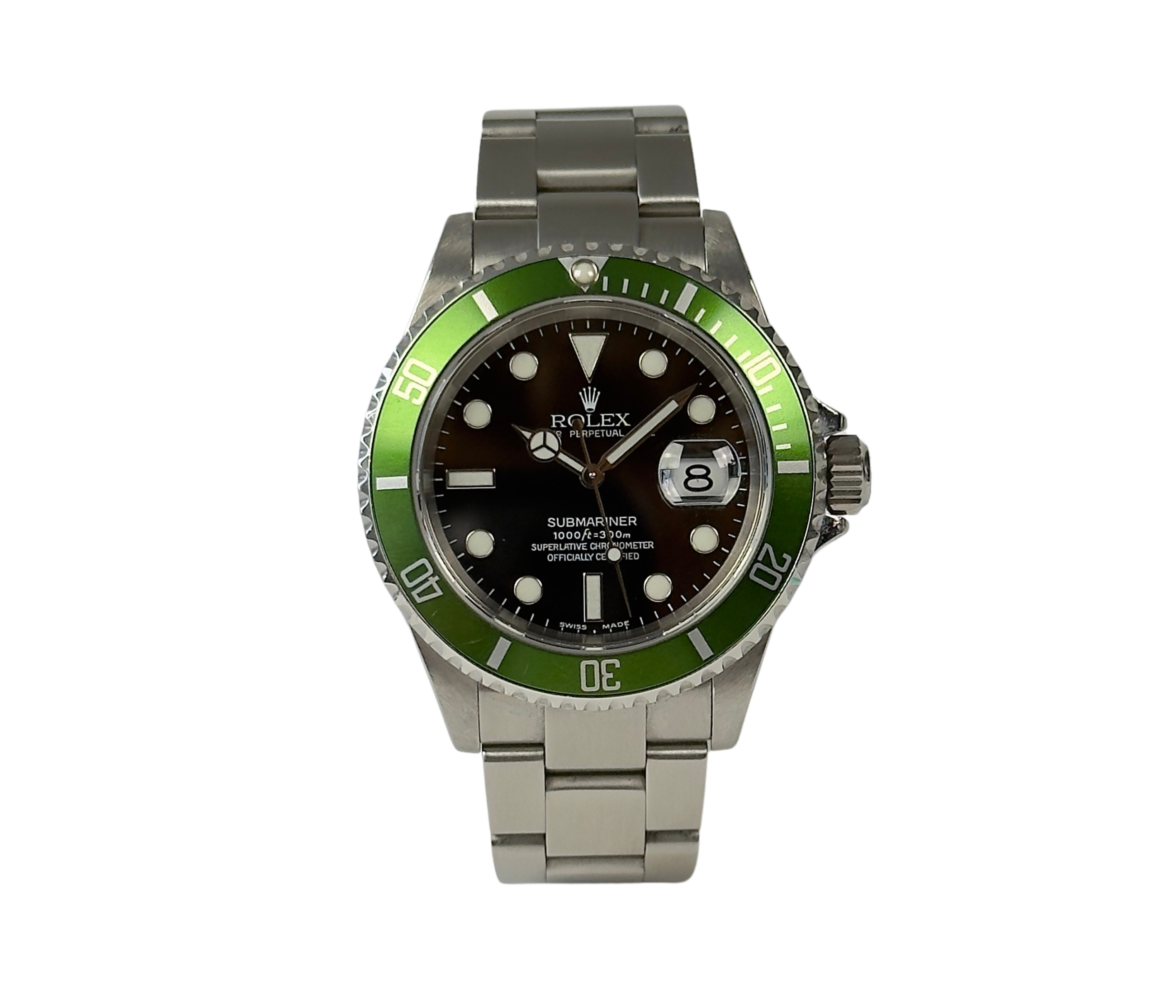 Rolex Submariner 16610LV "Kermit" MK1 Flat 4 F-serie (2004) i stål på Oysterlænke med flot grøn aluminiumskrans. Uret fremstår i god stand med mindre brugsspor, 8.5/10. Kommer med boks, yderboks, papirer og servicebevis. 