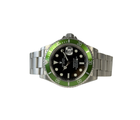 Rolex Submariner 16610LV "Kermit" MK1 Flat 4 F-serie (2004) i stål på Oysterlænke med flot grøn aluminiumskrans. Uret fremstår i god stand med mindre brugsspor, 8.5/10. Kommer med boks, yderboks, papirer og servicebevis. 