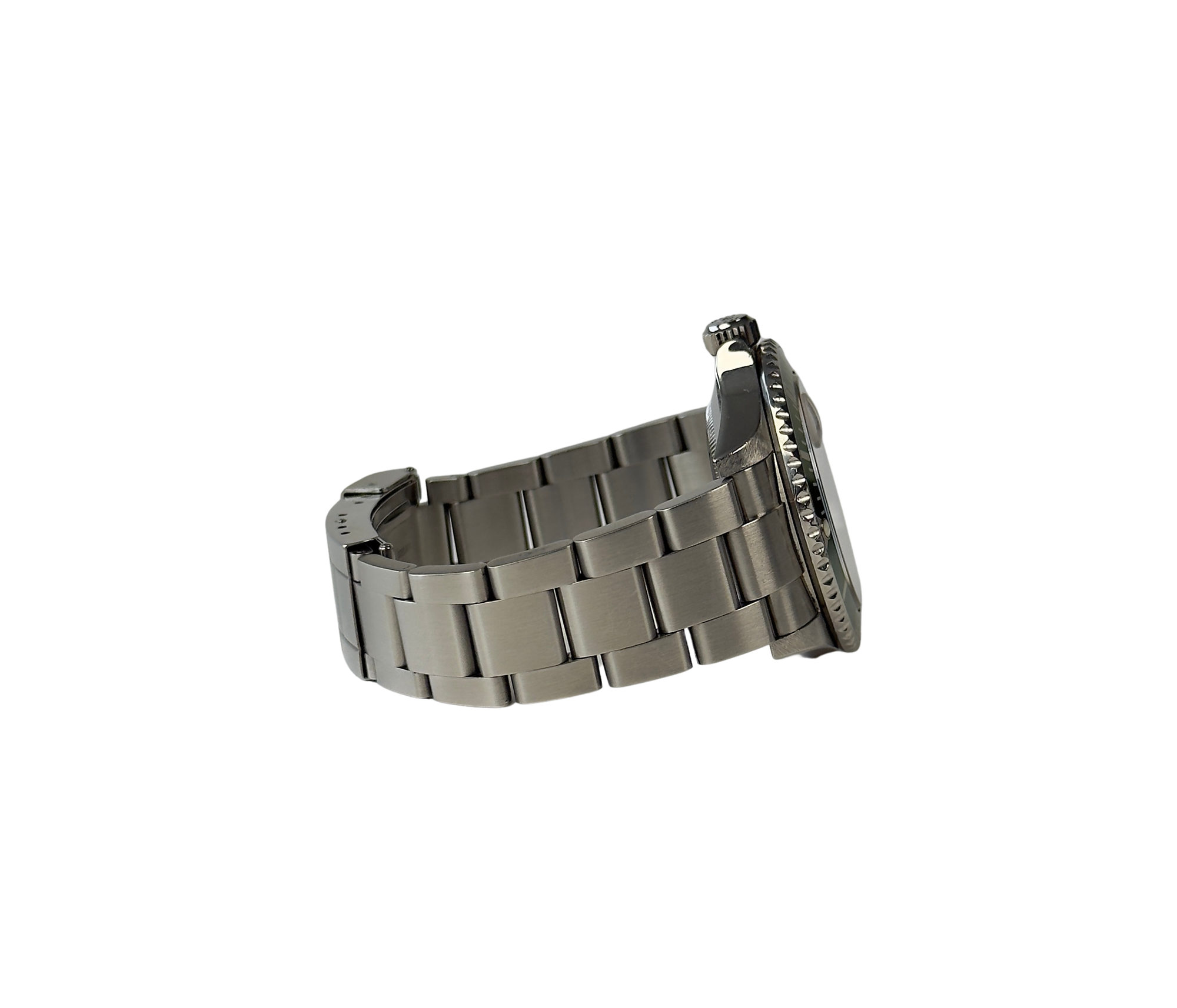 Rolex Submariner 16610LV "Kermit" MK1 Flat 4 F-serie (2004) i stål på Oysterlænke med flot grøn aluminiumskrans. Uret fremstår i god stand med mindre brugsspor, 8.5/10. Kommer med boks, yderboks, papirer og servicebevis. 