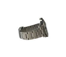 Rolex Submariner 16610LV "Kermit" MK1 Flat 4 F-serie (2004) i stål på Oysterlænke med flot grøn aluminiumskrans. Uret fremstår i god stand med mindre brugsspor, 8.5/10. Kommer med boks, yderboks, papirer og servicebevis. 