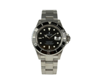 Rolex Submariner 16610 T V-serie (2009) solgt i 2010. Uret fremstår i flot stand, 9/10. Det måler 40 mm og er monteret på en Oysterlænke med sort aluminiumslynette. Kommer med bokse og certifikat.