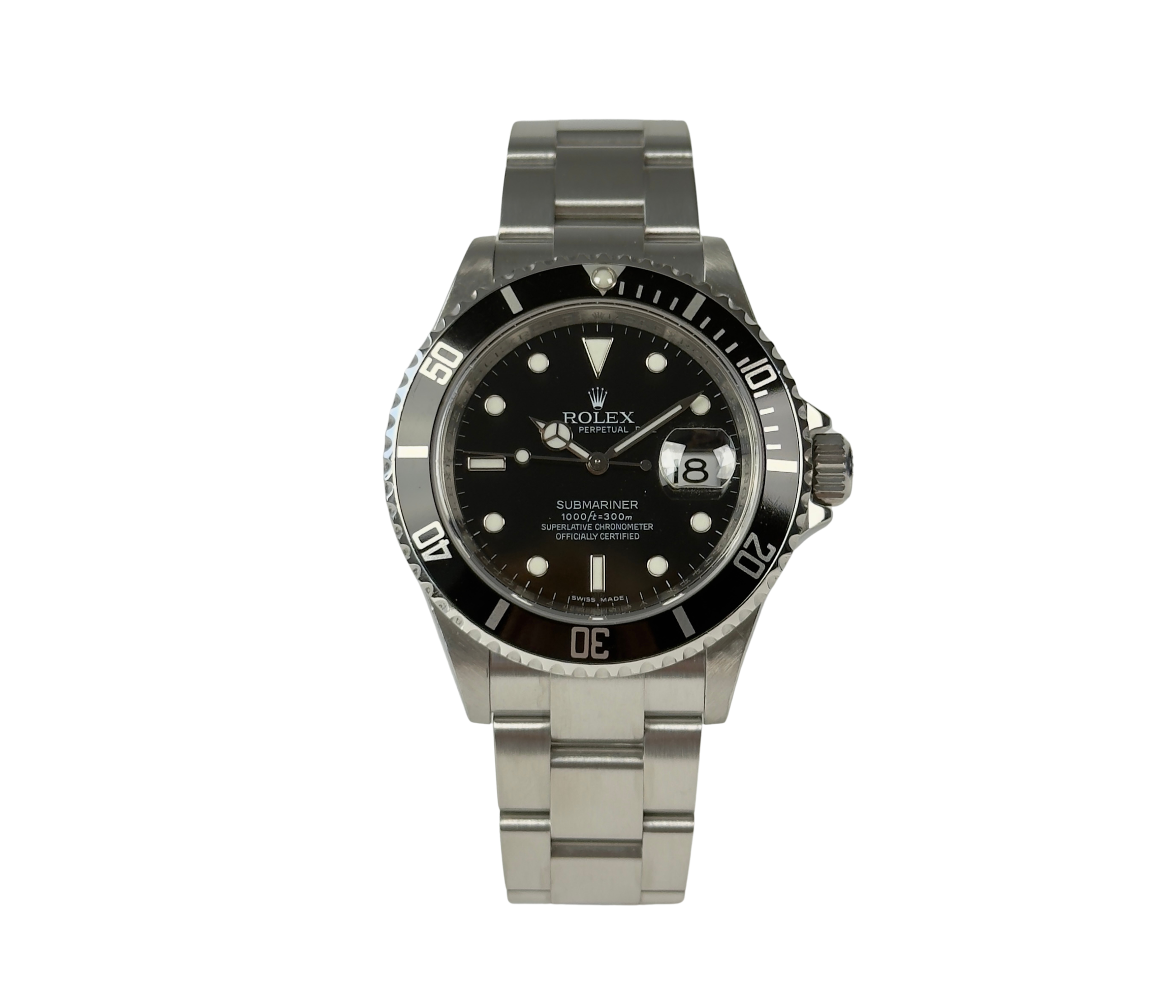 Rolex Submariner 16610 T V-serie (2009) solgt i 2010. Uret fremstår i flot stand, 9/10. Det måler 40 mm og er monteret på en Oysterlænke med sort aluminiumslynette. Kommer med bokse og certifikat.