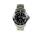 Rolex Submariner 16610 (1991) i stål på Oysterlænke med sort skive- og dykkerkrans. Uret fremstår i flot stand, 8.5/10. Kommer med boks, yderboks og certifikat. 
Uret er en X-serie.