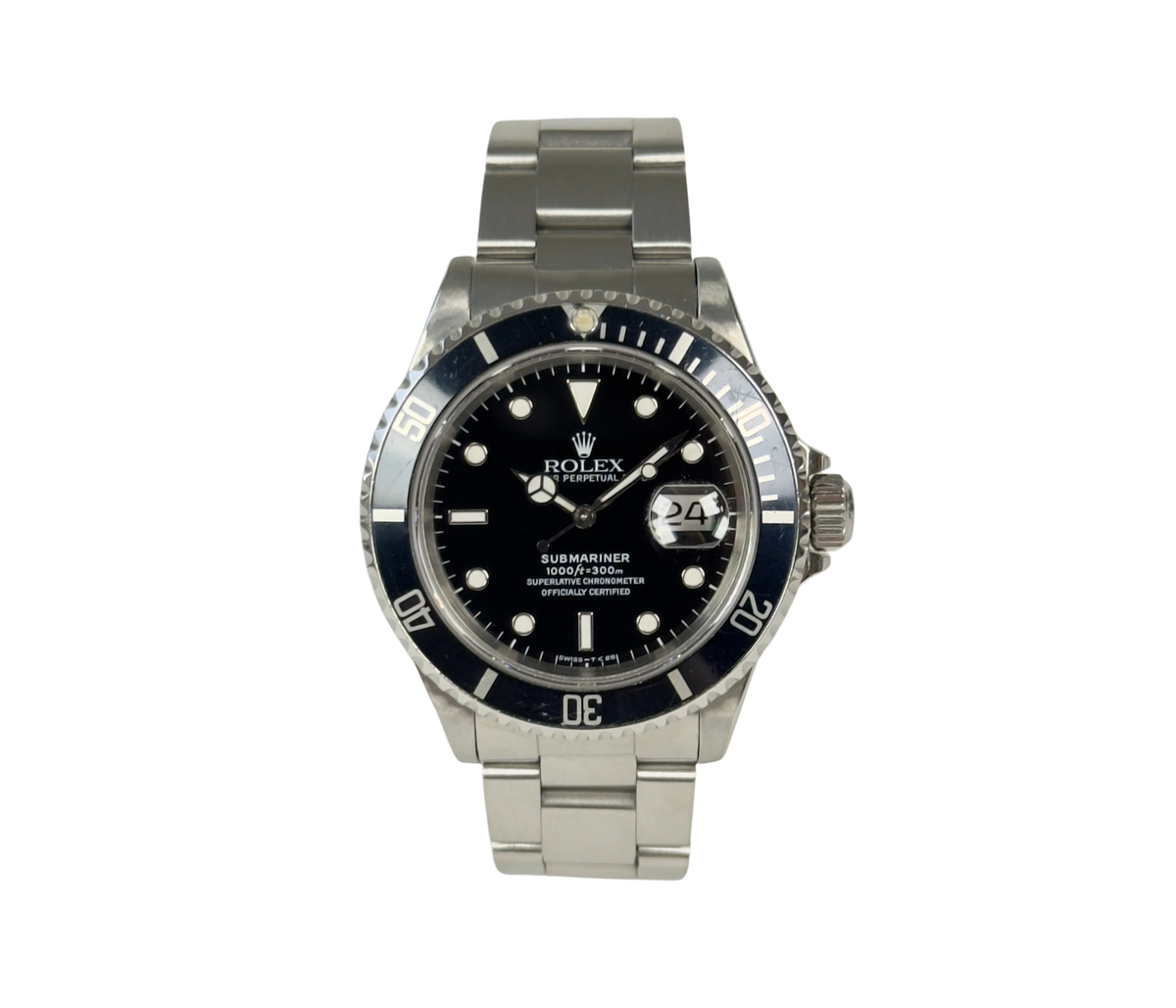 Rolex Submariner 16610 (1991) i stål på Oysterlænke med sort skive- og dykkerkrans. Uret fremstår i flot stand, 8.5/10. Kommer med boks, yderboks og certifikat. 
Uret er en X-serie.