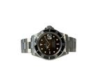 Rolex Submariner 16610 T V-serie (2009) solgt i 2010. Uret fremstår i flot stand, 9/10. Det måler 40 mm og er monteret på en Oysterlænke med sort aluminiumslynette. Kommer med bokse og certifikat.
