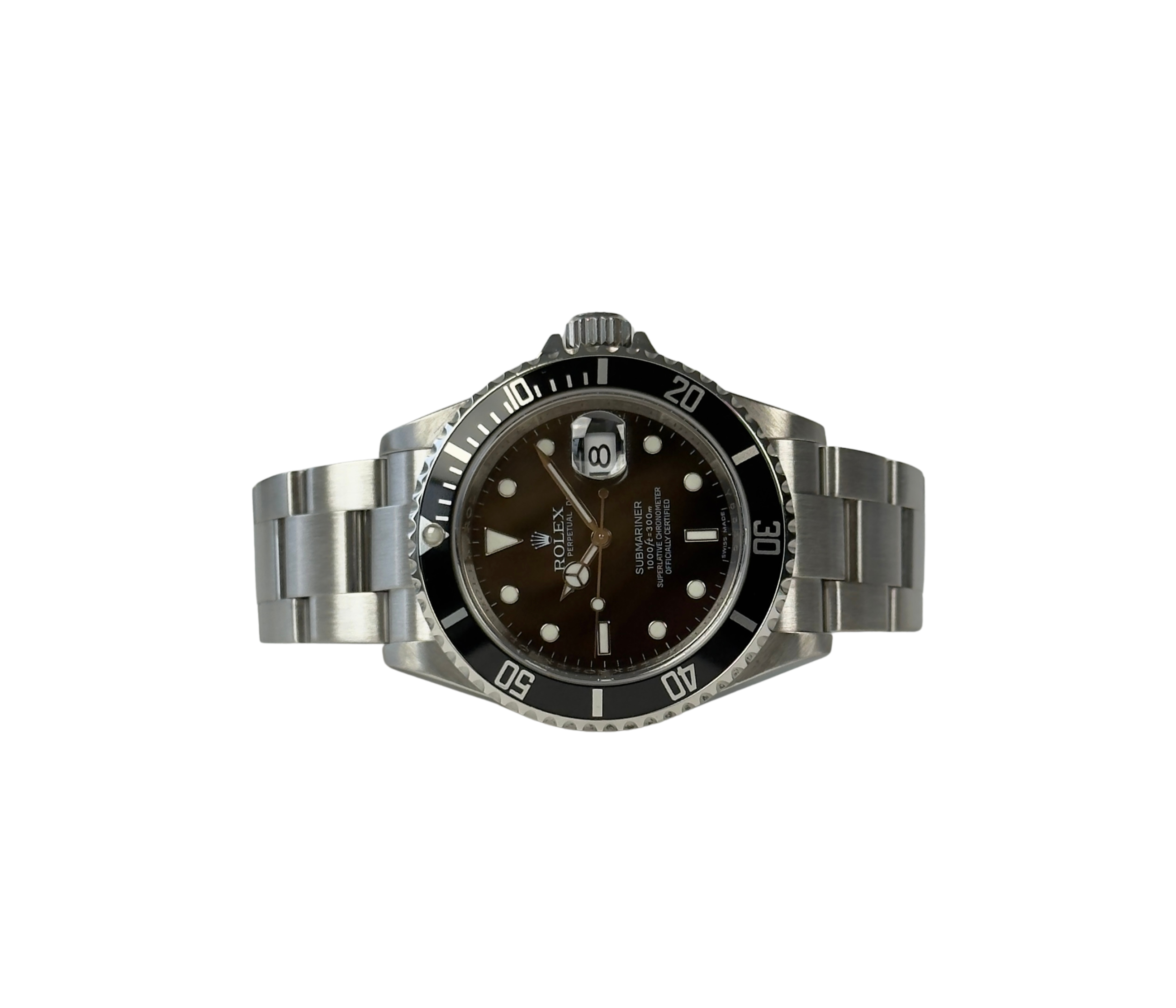 Rolex Submariner 16610 T V-serie (2009) solgt i 2010. Uret fremstår i flot stand, 9/10. Det måler 40 mm og er monteret på en Oysterlænke med sort aluminiumslynette. Kommer med bokse og certifikat.