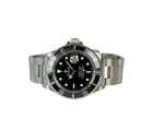 Rolex Submariner 16610 (1991) i stål på Oysterlænke med sort skive- og dykkerkrans. Uret fremstår i flot stand, 8.5/10. Kommer med boks, yderboks og certifikat. 
Uret er en X-serie.