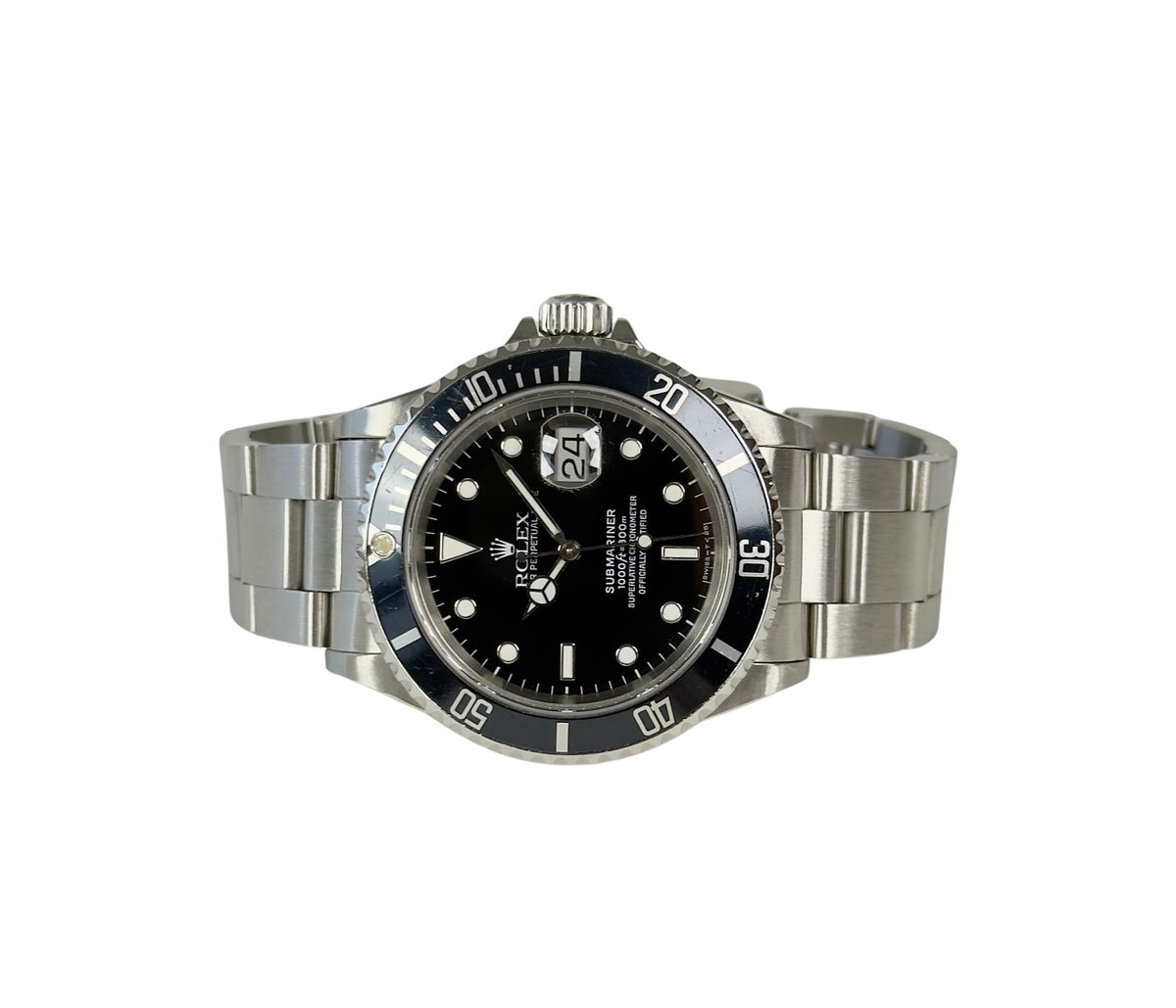 Rolex Submariner 16610 (1991) i stål på Oysterlænke med sort skive- og dykkerkrans. Uret fremstår i flot stand, 8.5/10. Kommer med boks, yderboks og certifikat. 
Uret er en X-serie.