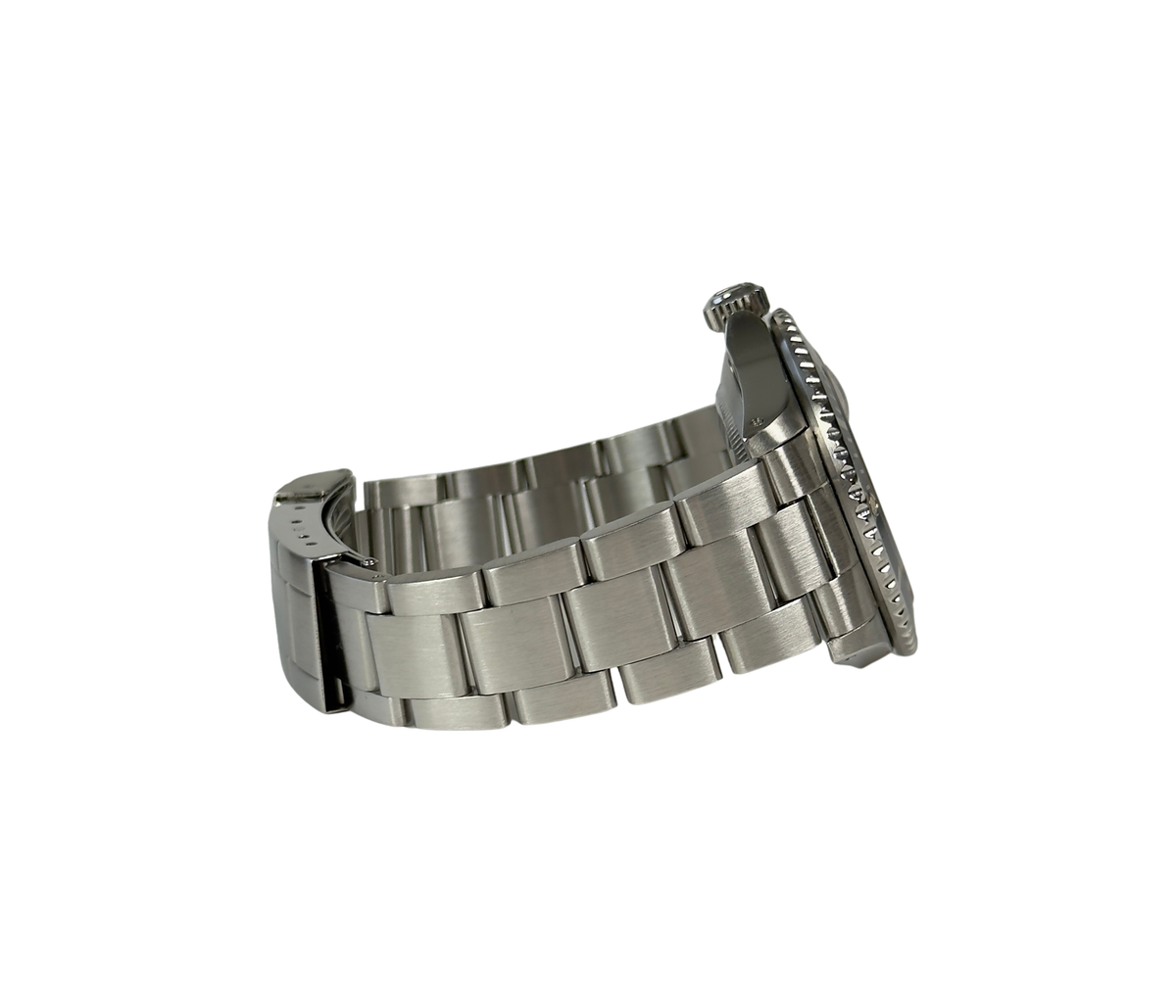 Rolex Submariner 16610 (1991) i stål på Oysterlænke med sort skive- og dykkerkrans. Uret fremstår i flot stand, 8.5/10. Kommer med boks, yderboks og certifikat. 
Uret er en X-serie.