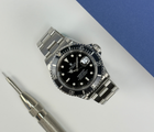 Rolex Submariner 16610 (1991) i stål på Oysterlænke med sort skive- og dykkerkrans. Uret fremstår i flot stand, 8.5/10. Kommer med boks, yderboks og certifikat. 
Uret er en X-serie.