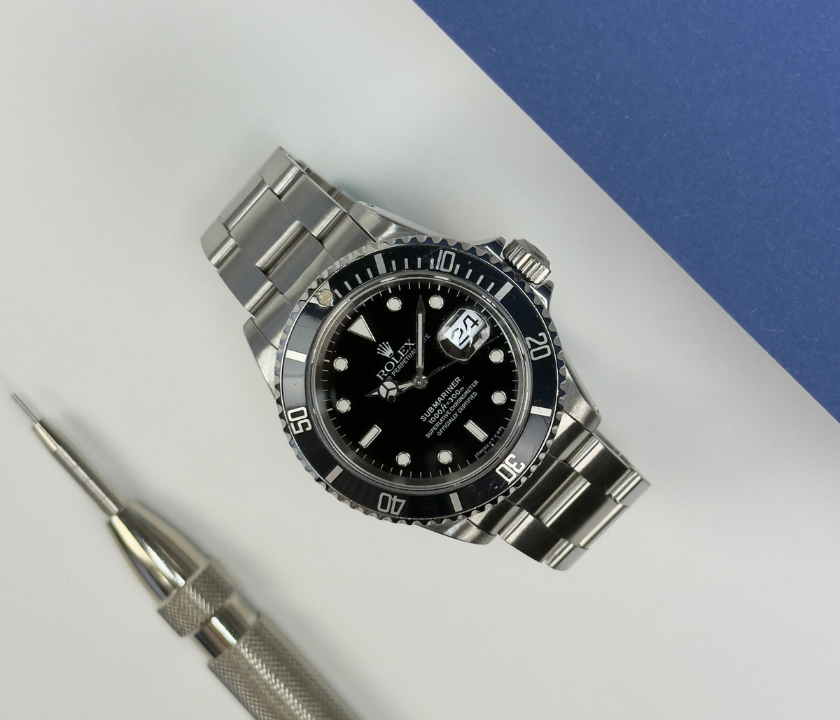 Rolex Submariner 16610 (1991) i stål på Oysterlænke med sort skive- og dykkerkrans. Uret fremstår i flot stand, 8.5/10. Kommer med boks, yderboks og certifikat. 
Uret er en X-serie.