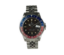 Rolex GMT-Master II 16710 "Pepsi" (1999) i stål på Jubilee-lænke. Uret fremstår i virkelig flot stand med utrolig flot patina af skive og indlæg, 9/10. Jubilee-lænken er nyrestaureret/opstrammet med nye stifter. Kommer med certifikat, manual og servicebevis fra AD.
Serienummer: A50XXXX