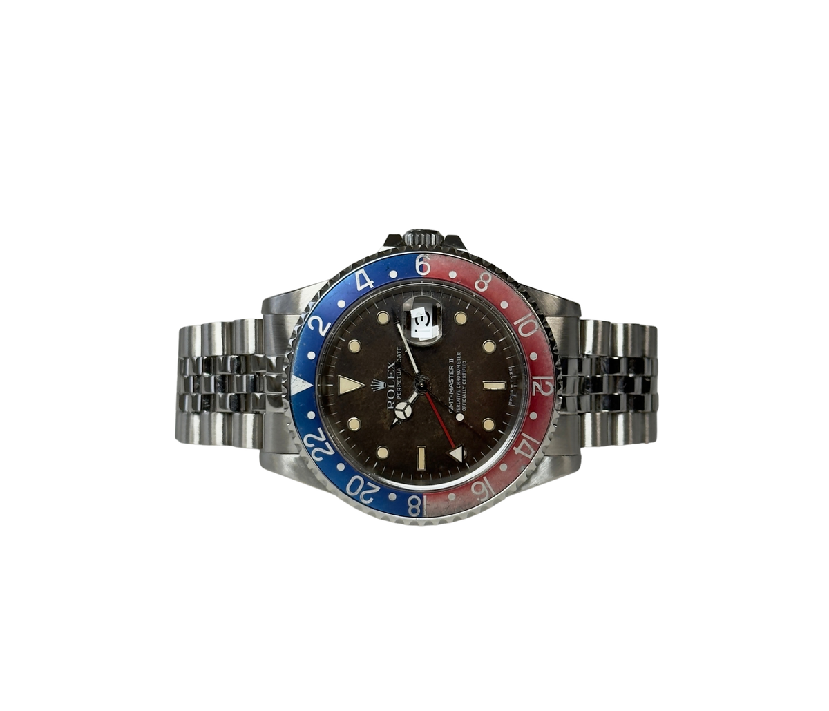 Rolex GMT-Master II 16710 "Pepsi" (1999) i stål på Jubilee-lænke. Uret fremstår i virkelig flot stand med utrolig flot patina af skive og indlæg, 9/10. Jubilee-lænken er nyrestaureret/opstrammet med nye stifter. Kommer med certifikat, manual og servicebevis fra AD.
Serienummer: A50XXXX