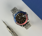 Rolex GMT-Master II 16710 "Pepsi" (1999) i stål på Jubilee-lænke. Uret fremstår i virkelig flot stand med utrolig flot patina af skive og indlæg, 9/10. Jubilee-lænken er nyrestaureret/opstrammet med nye stifter. Kommer med certifikat, manual og servicebevis fra AD.
Serienummer: A50XXXX
