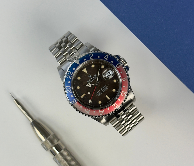 Rolex GMT-Master II 16710 "Pepsi" (1999) i stål på Jubilee-lænke. Uret fremstår i virkelig flot stand med utrolig flot patina af skive og indlæg, 9/10. Jubilee-lænken er nyrestaureret/opstrammet med nye stifter. Kommer med certifikat, manual og servicebevis fra AD.
Serienummer: A50XXXX