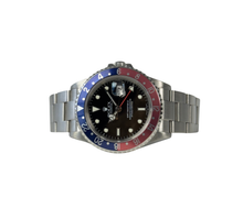 Rolex GMT-Master 16710 med pepsi-insert (2006). Uret fremstår i rigtig flot stand, 9/10. Kommer med bokse, servicebevis, tidligere købsbevis, manualer/booklets, holder og bezelbeskytter. 