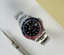 Rolex GMT-Master 16710 med pepsi-insert (2006). Uret fremstår i rigtig flot stand, 9/10. Kommer med bokse, servicebevis, tidligere købsbevis, manualer/booklets, holder og bezelbeskytter. 