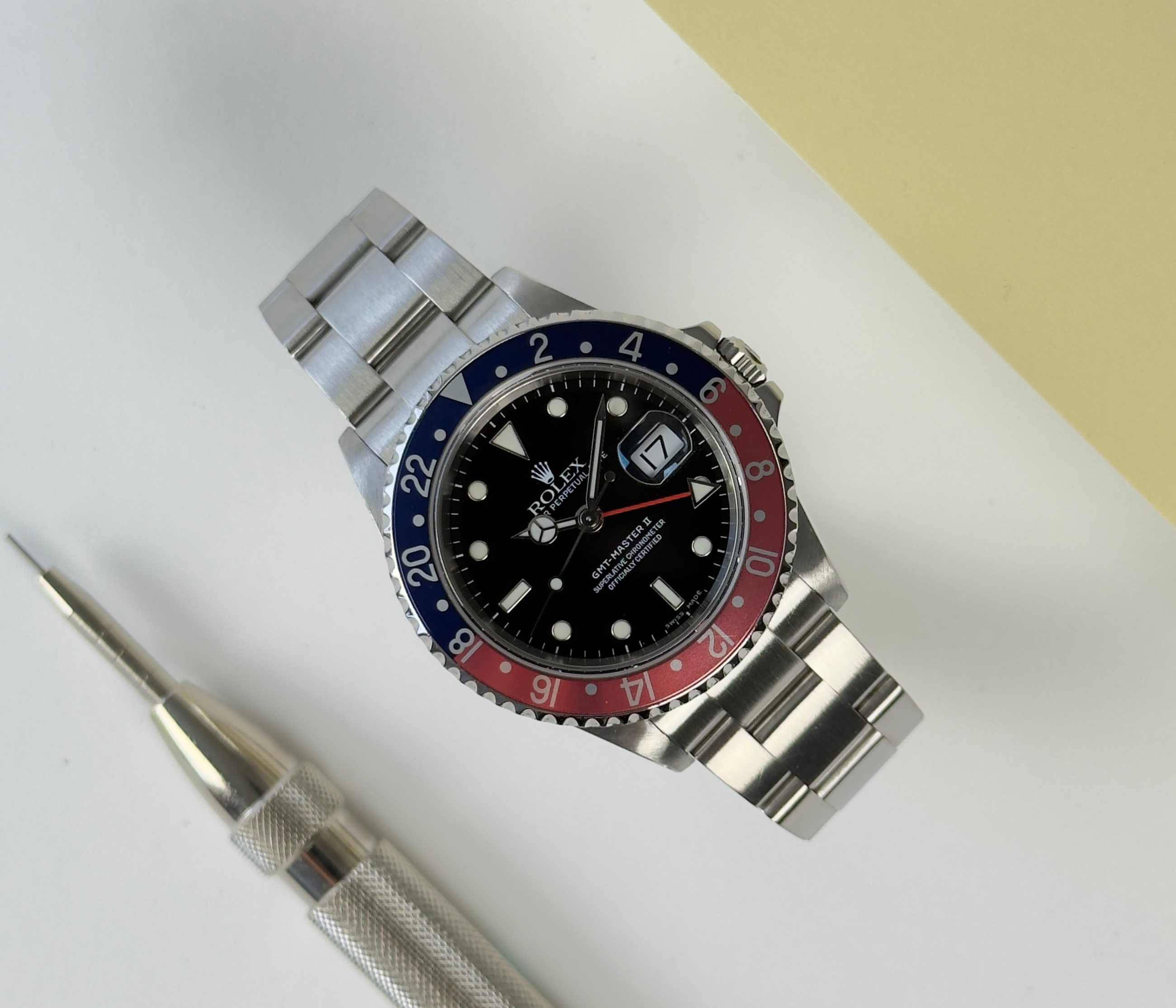 Rolex GMT-Master 16710 med pepsi-insert (2006). Uret fremstår i rigtig flot stand, 9/10. Kommer med bokse, servicebevis, tidligere købsbevis, manualer/booklets, holder og bezelbeskytter. 