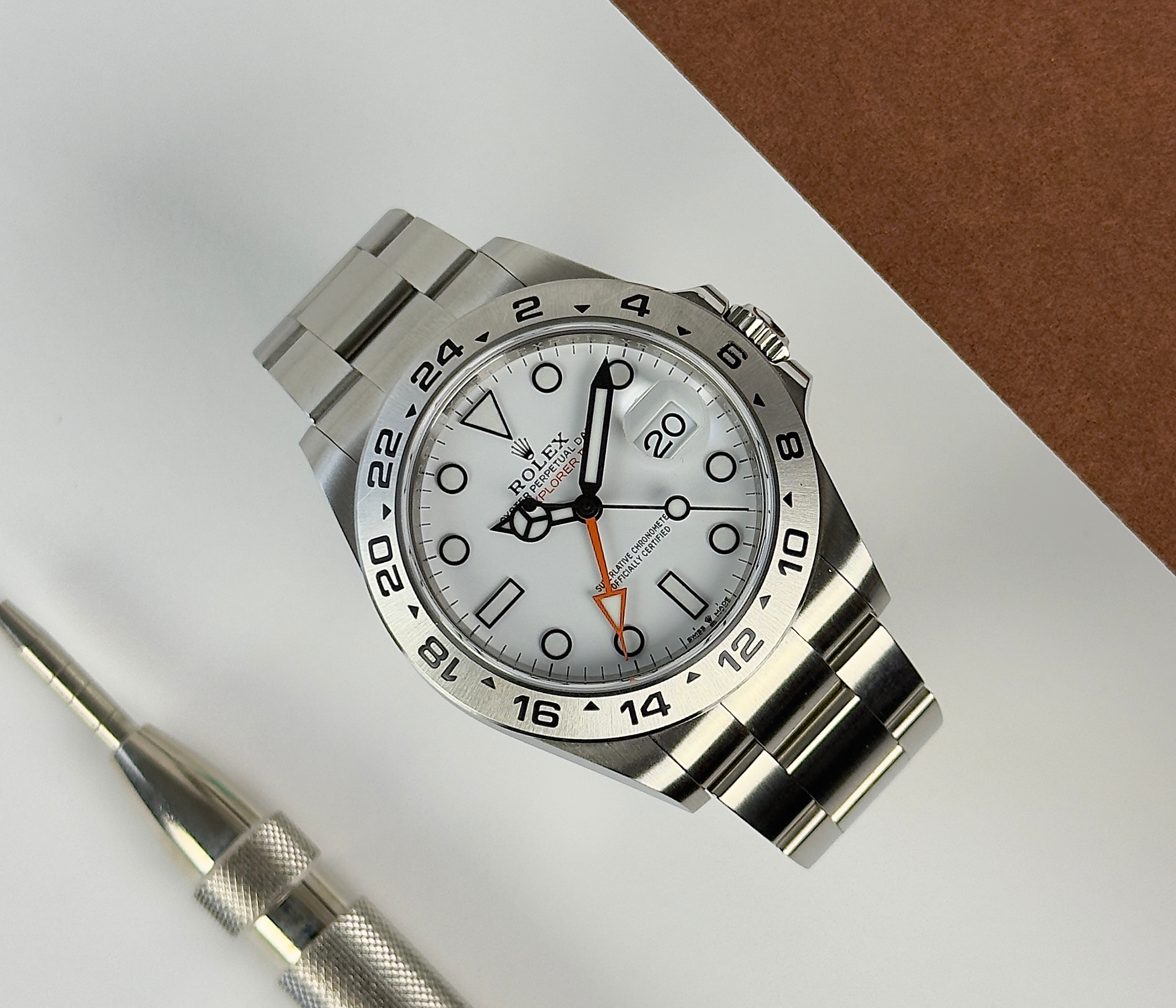Rolex Explorer II 226570 polar (2022) i stål. Uret fremstår i mint stand med minimale håndteringsspor. Kommer som fuldt sæt: Bokse, certifikat, manualer og tag. Uret er omfattet af Rolex World Wide Garanti til september 2027.