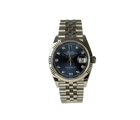 Rolex Datejust 126234 (2021) med en flot blå sunburst skive med diamanter. Kommer med hvidguldslynette og Jubileelænke.
Kommer som fuldt: Bokse, certifikat, manualer, hangtag, whitetag og tre ekstra led.