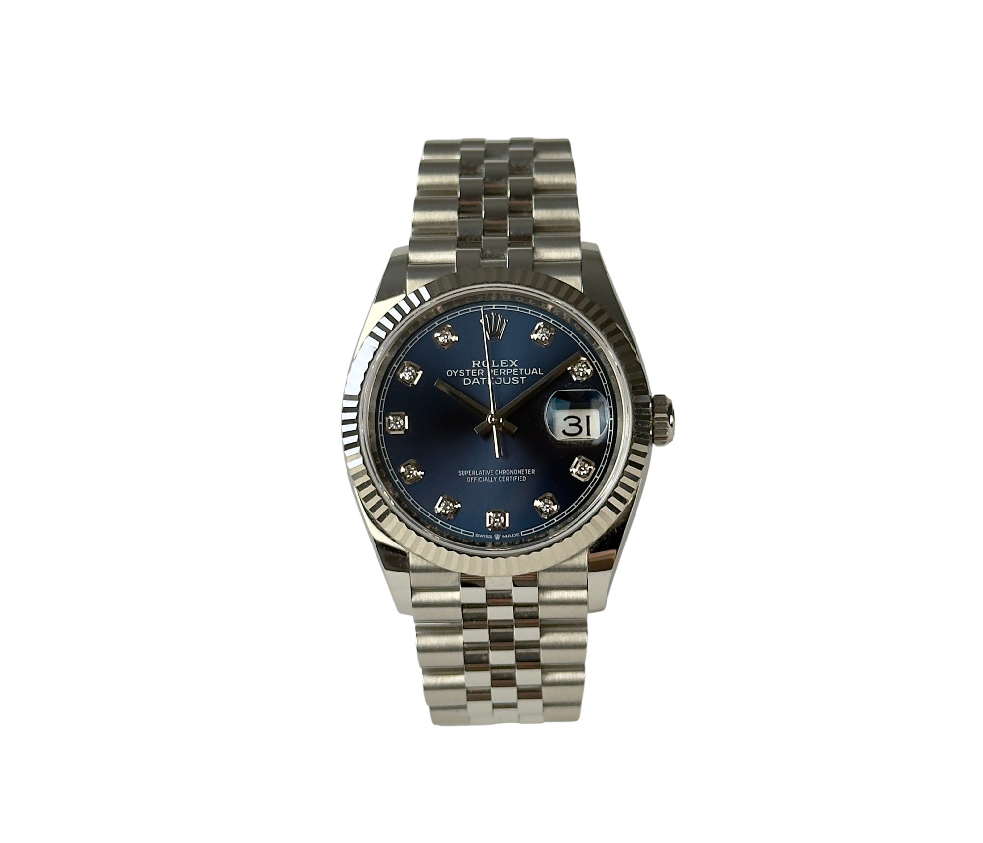 Rolex Datejust 126234 (2021) med en flot blå sunburst skive med diamanter. Kommer med hvidguldslynette og Jubileelænke.
Kommer som fuldt: Bokse, certifikat, manualer, hangtag, whitetag og tre ekstra led.